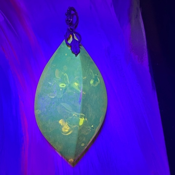 LARGE AMBER PENDANT DANGLE AMBER WITH BITS OF FLORA GREEN GLOW 5487 Y - Picture 2 of 11